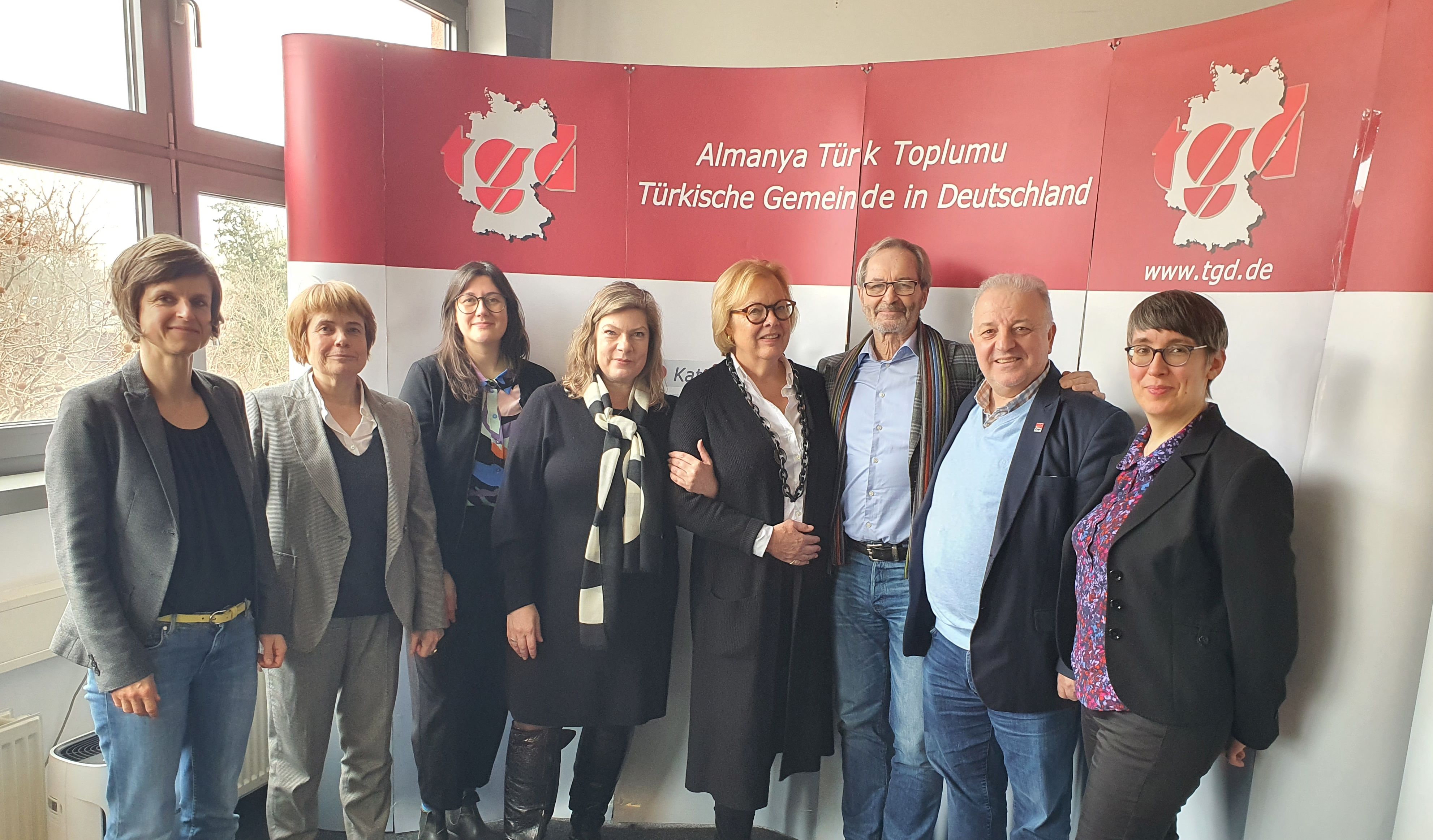 Foto: Zu sehen sind die Mitglieder des wissenschaftlichen Beirats bei ihrem Besuch bei der Türkischen Gemeinde in Deutschland (TGD).